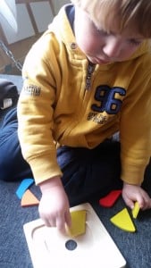 3-16-hout-spel-houtspel-review-legpuzzel-transport-hout-speelgoed-webshop-kwaliteit-puzzelen-nanny-moeder-peuter-proberen-auto-boot-trein-vliegtuig