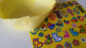 3-16-knutselen-pasen-eierdopje-mandje-schaaltje-vaatdoekje-stickers-benodigdheden-kleuter-peuters-basisschool-makkelijk-weinig-tijd-versieren