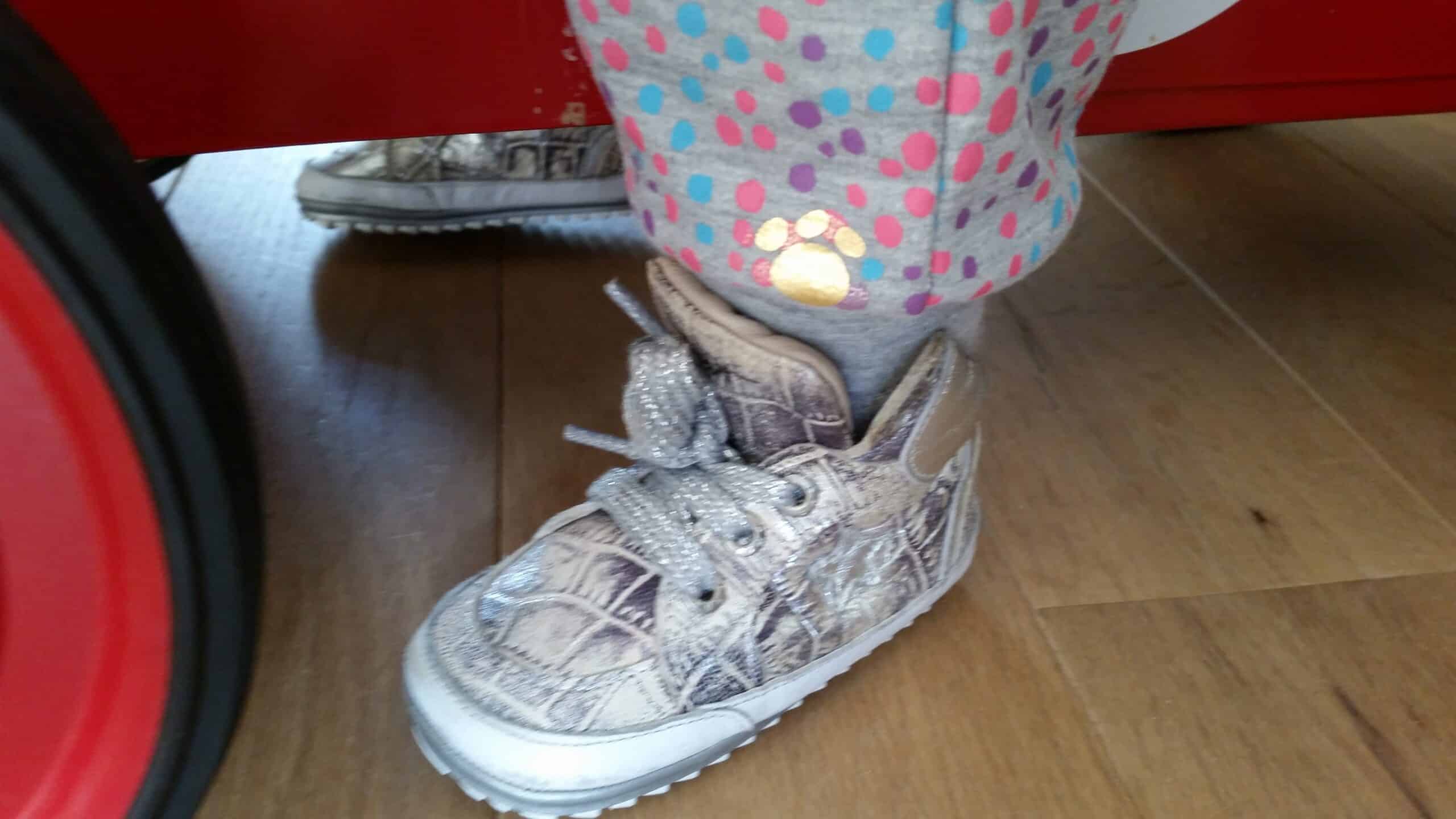 3-16-leuke-zeeman-kleding-kleren-vest-broek-joggingpak-grijs-gekleurde-stippen-vrolijk-baby-peuter-dreumes-nanny-moeder-nanny-annelon-blog-vlog-goud