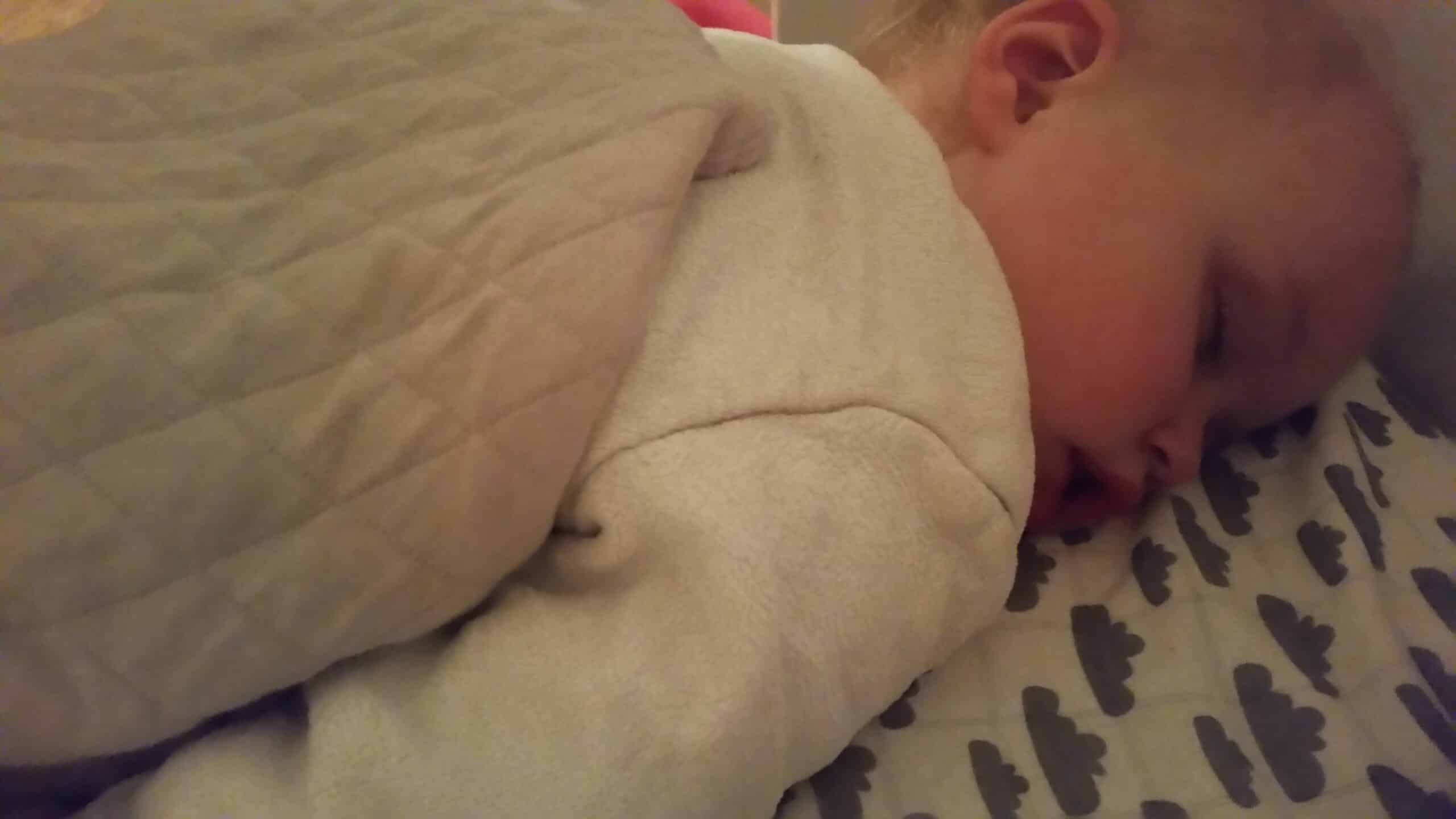 4-15-lodger-dekbed-laken-beddengoed-wolkje-taupe-creme-bruin-kinderkamer-babykamer-thema-wolken-baby-dreumes-ledikant-aerosleep-veilig-slaap