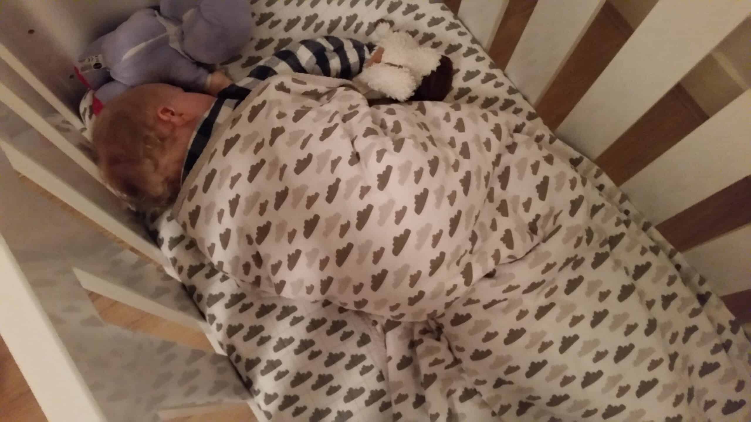 4-15-lodger-dekbed-laken-beddengoed-wolkje-taupe-creme-bruin-kinderkamer-babykamer-thema-wolken-baby-dreumes-ledikant-aerosleep-veilig