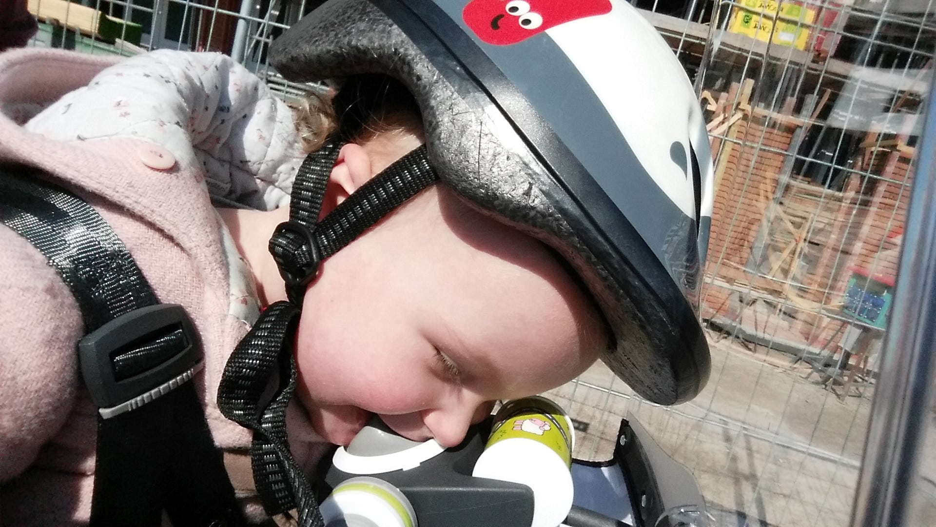 4-16-qibbel-fiets-fietszitje-voor-voorzitje-baby-13-kilo-kilogram-baby-zes-maanden-op-de-fiets-ervaring-review-bijten