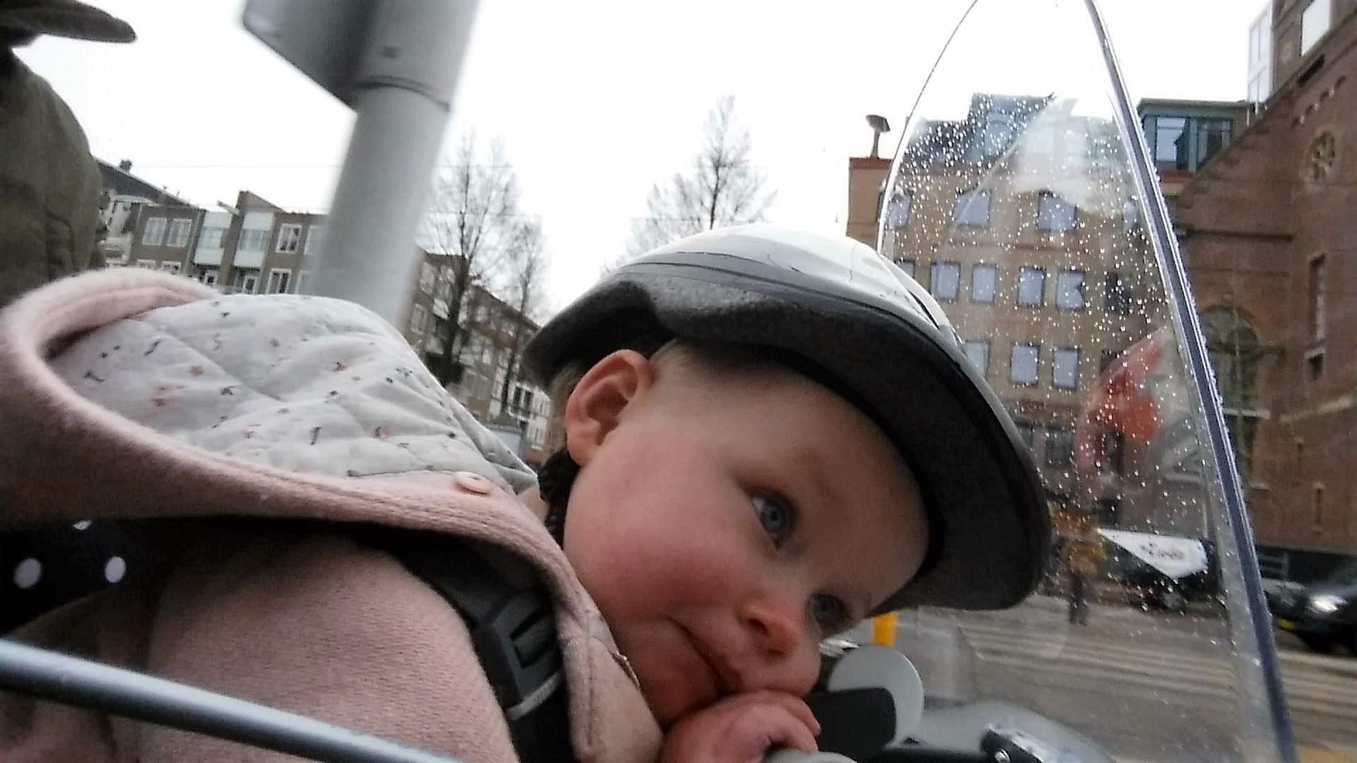 4-16-qibbel-fiets-fietszitje-voor-voorzitje-baby-13-kilo-kilogram-baby-zes-maanden-op-de-fiets-ervaring-review-liggen