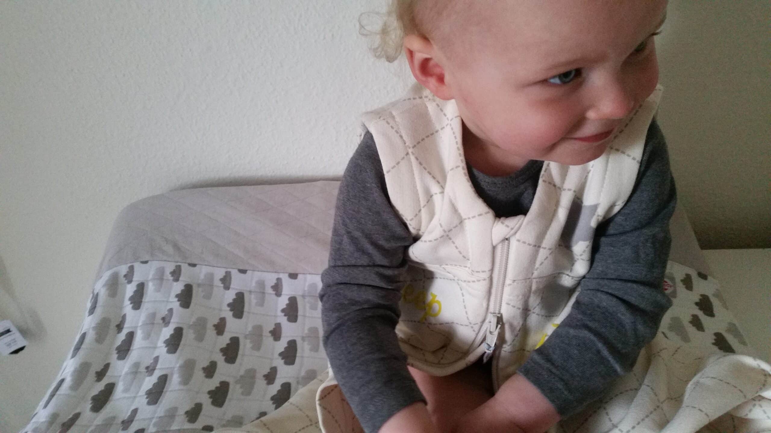 4-15-lodger-dekbed-laken-beddengoed-wolkje-taupe-creme-bruin-kinderkamer-babykamer-thema-wolken-baby-dreumes-ledikant-aerosleep-veilig-verschoonkussen-slaapzak