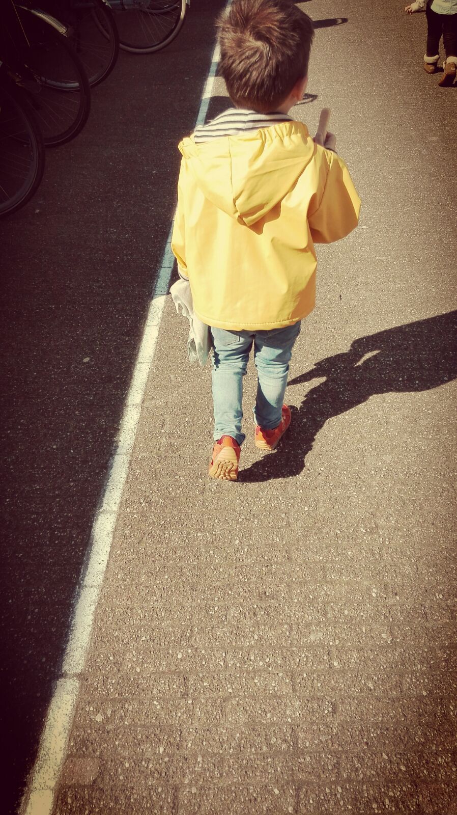 5-16-naturino-schoenen-kleuter-sneakers-oranje-klittenband-goed--mooi-nanny-moeder-amsterdam-blog-review-lopen