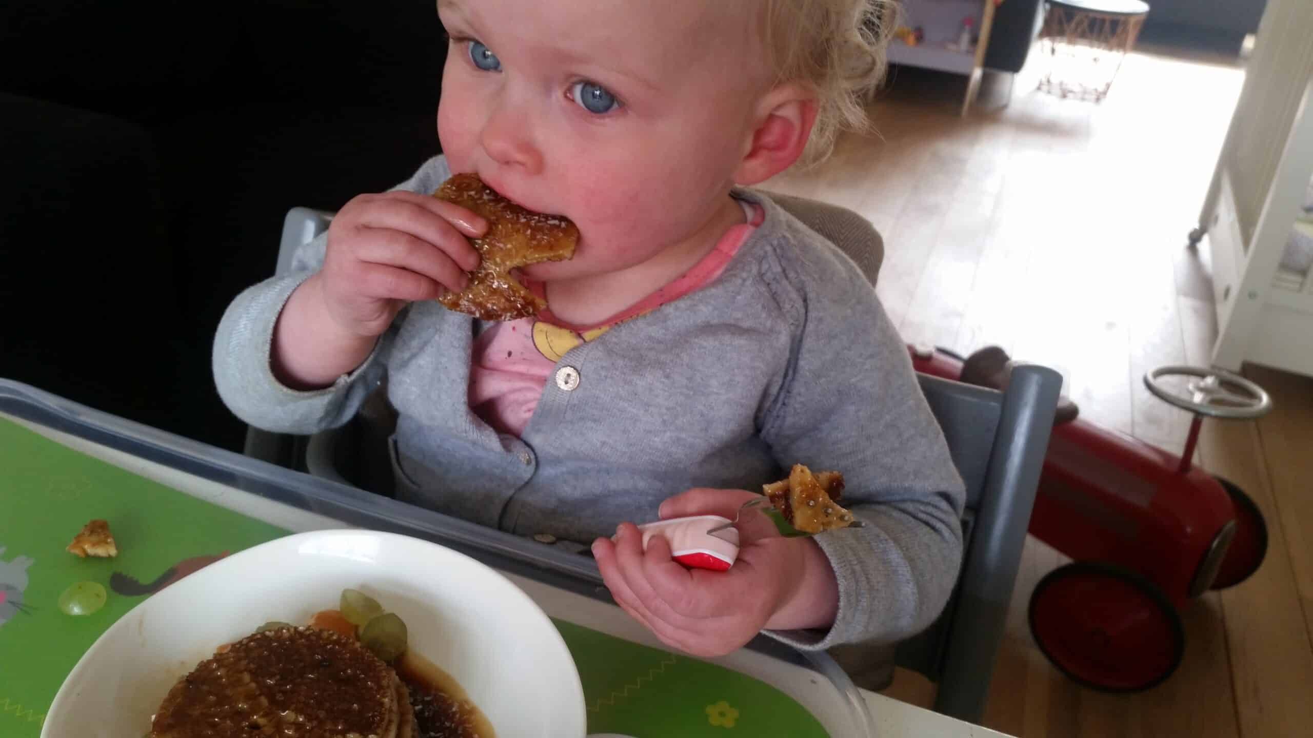 5-16-pannenkoeken-stapel-appelstroop-cocos-kokos-garnering-zonder-melk-zonder-ei-lekker-gezond-snack-ontbijt-lunch-af-halen