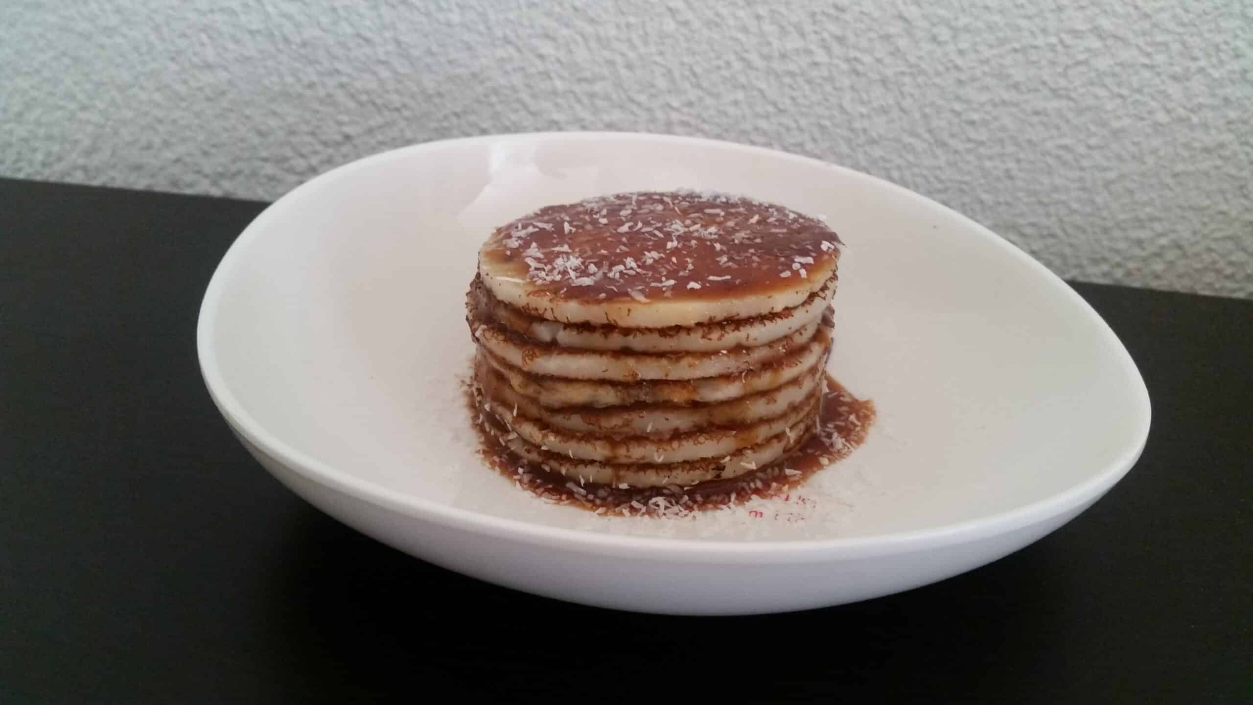 5-16-pannenkoeken-stapel-appelstroop-cocos-kokos-garnering-zonder-melk-zonder-ei-lekker-gezond-snack-ontbijt-lunch-lagen