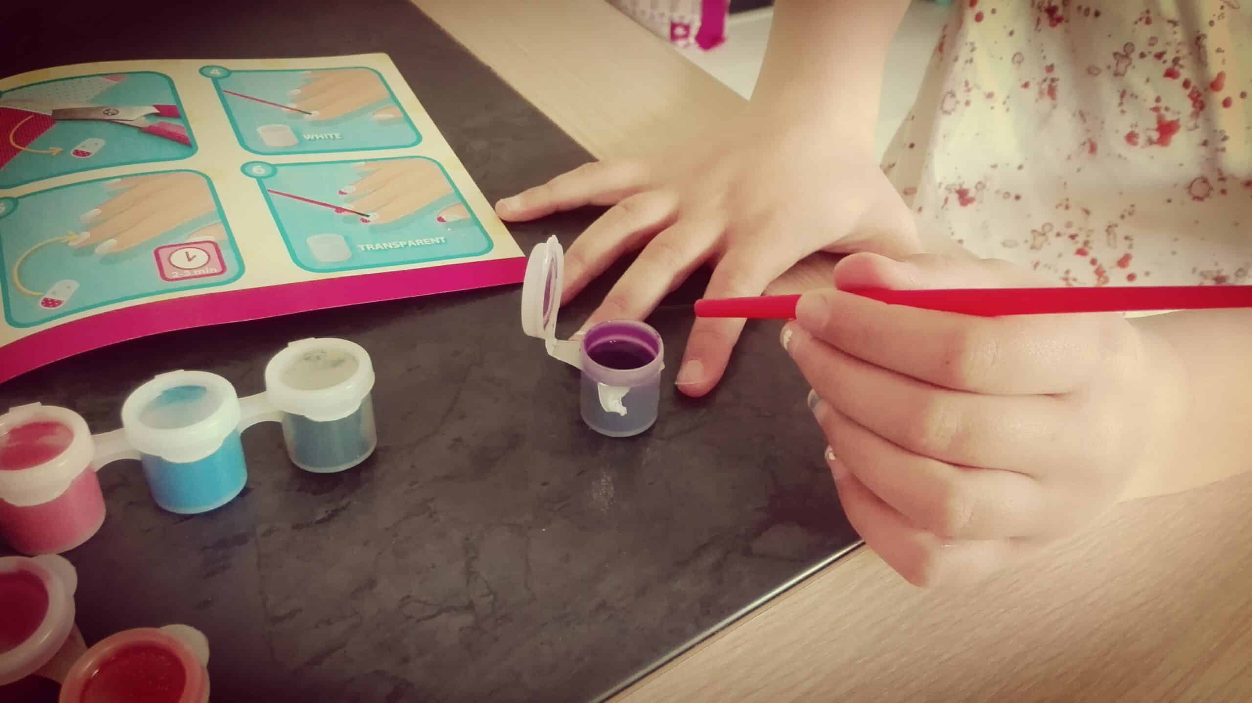 Ses Creative meisjes knutselen nagels versieren nagellak voor kinderen glitters instructieboekje nanny annelon meiden middag lekker friemelen en mooi make4