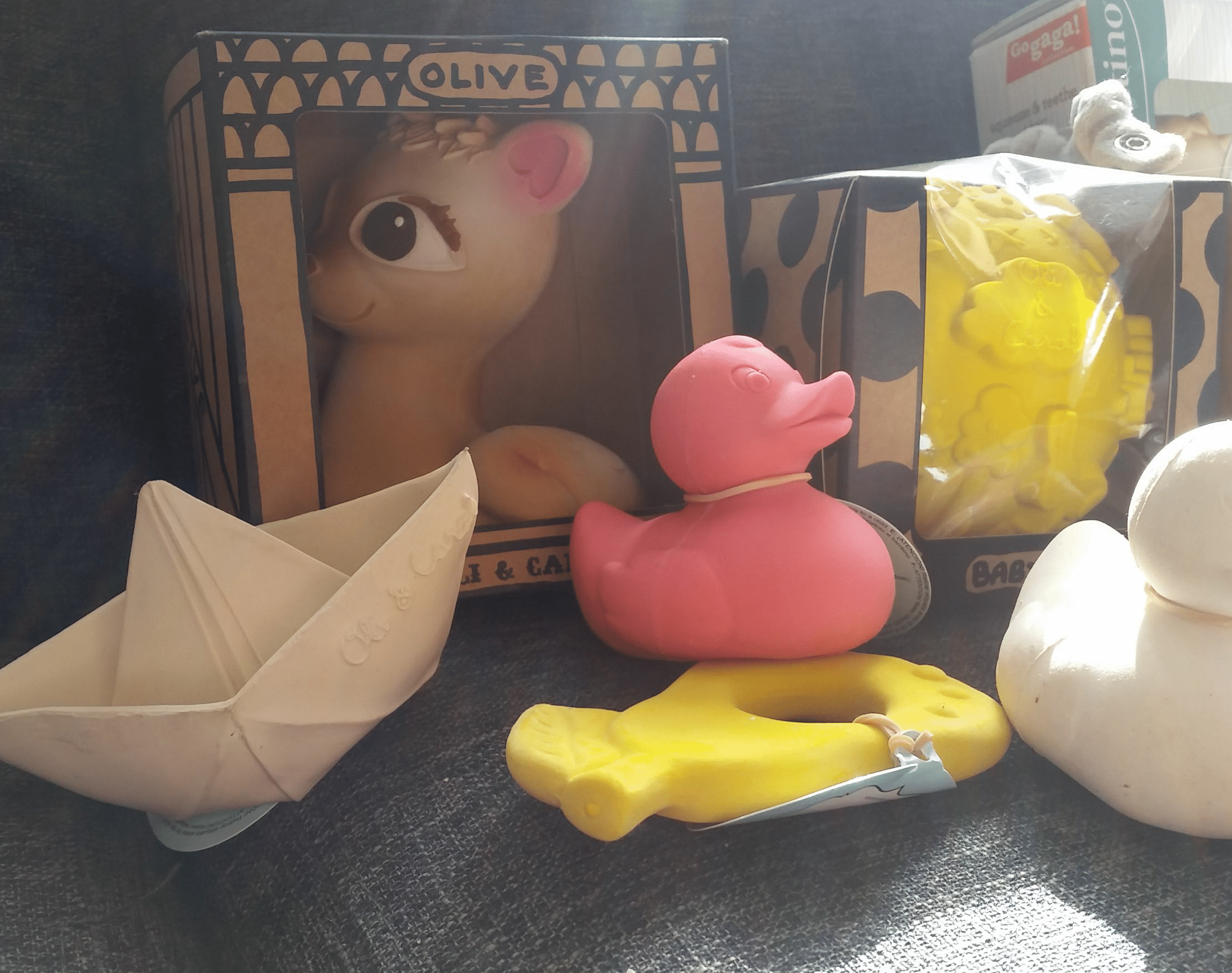 6-16-oli-carol-baby-bijtring-bijtringen-speeltjes-origineel-bijten-tandjes-fijn-cadeau-kraamcadeau-dieren-bootje-auto-fruit-vormen-kleuren-unisex