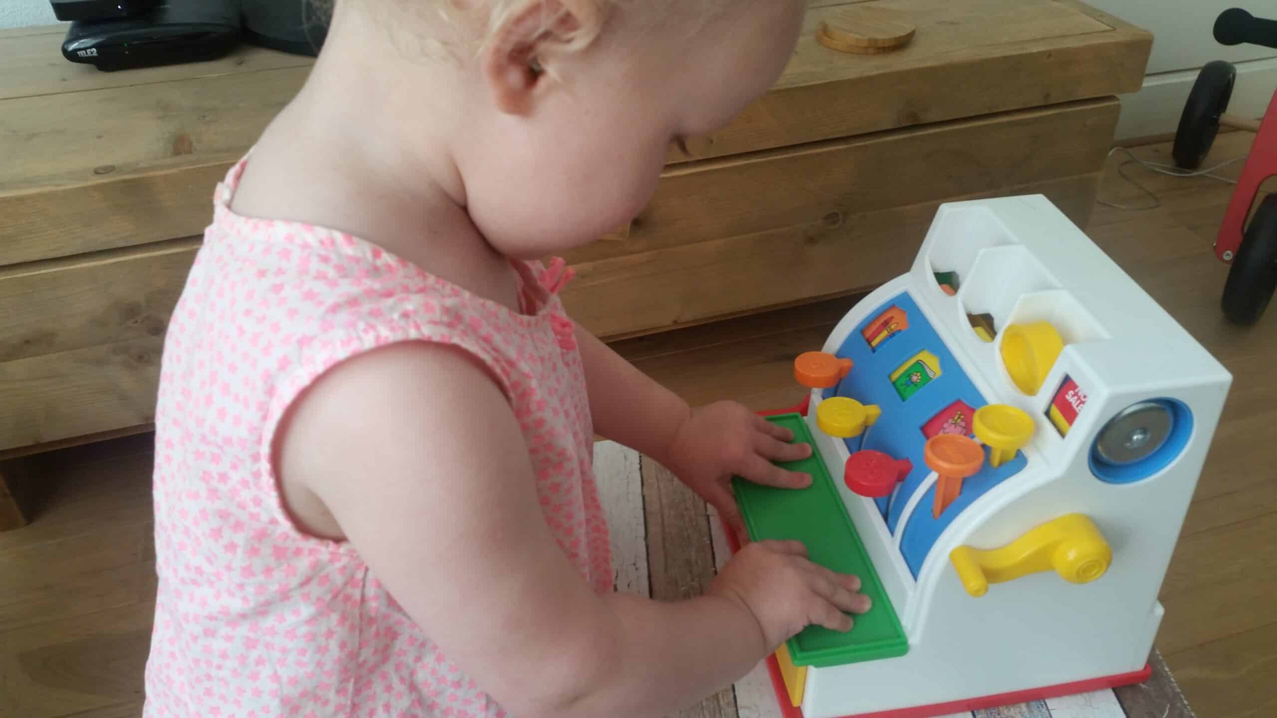 8-17-fisher-price-kassa-ouderwets-speelgoed-nostalgie-hip-kleuren-kleurrijk-speelgoed-cadeau-1-2-jaar-1-educatief-boodschappen-amsterdam-nanny-moeder-dicht
