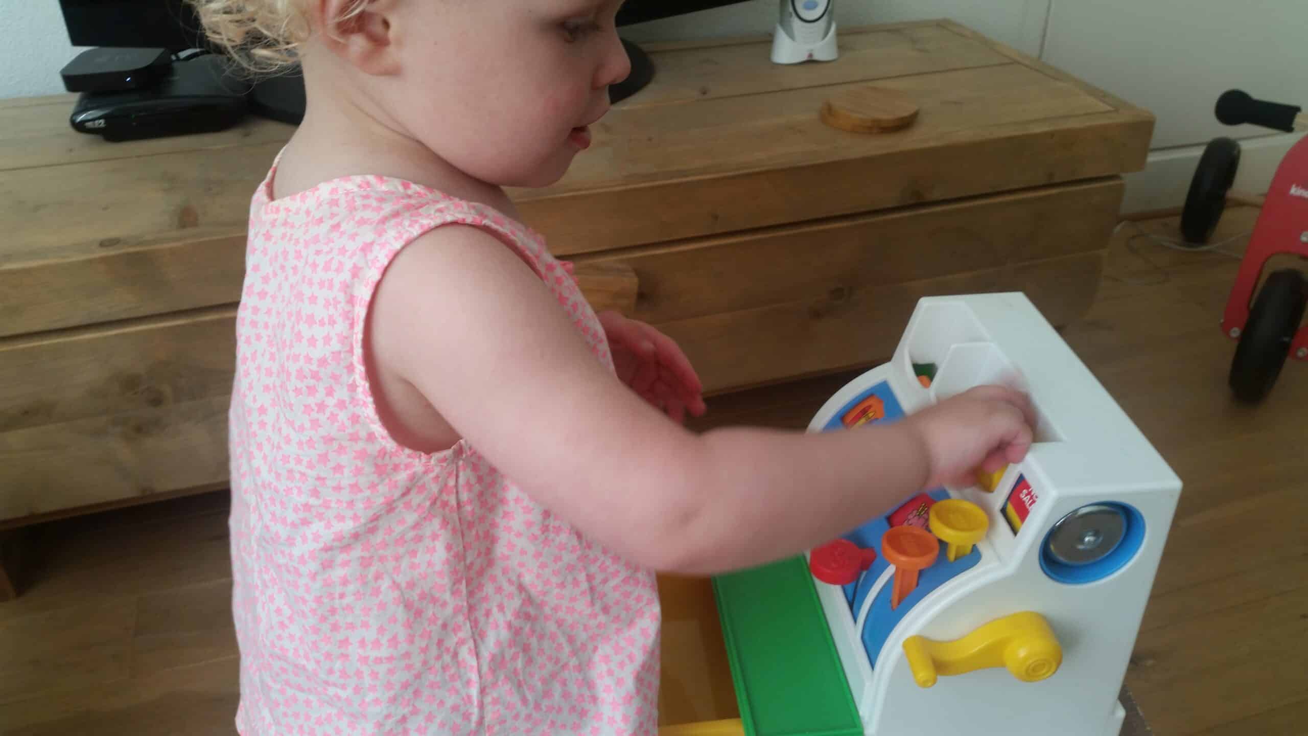 8-17-fisher-price-kassa-ouderwets-speelgoed-nostalgie-hip-kleuren-kleurrijk-speelgoed-cadeau-1-2-jaar-1-educatief-boodschappen-amsterdam-nanny-moeder-geel