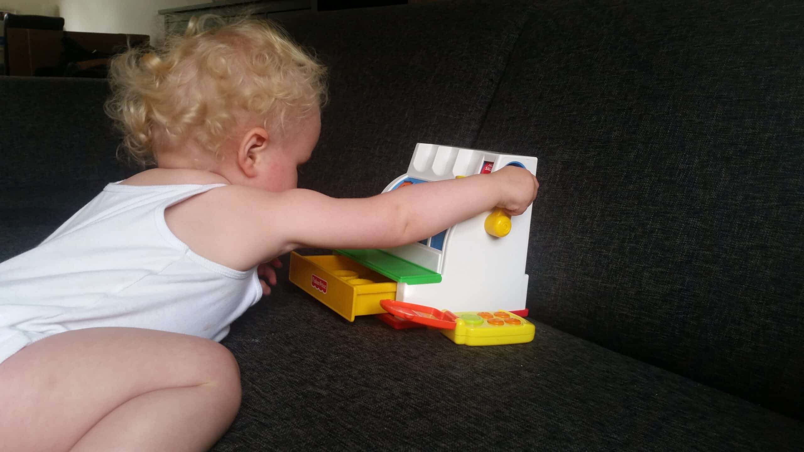 8-17-fisher-price-kassa-ouderwets-speelgoed-nostalgie-hip-kleuren-kleurrijk-speelgoed-cadeau-1-2-jaar-1-educatief-boodschappen-amsterdam-nanny-moeder