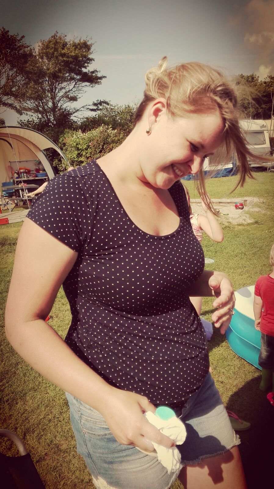 9-16-zwanger-baby-jongen-buik-bijwerkingen-symptomen-zwangerschap-4-maanden-16-weken-buik-gevoel-hormonen-voelen-baby-schopjes-camping