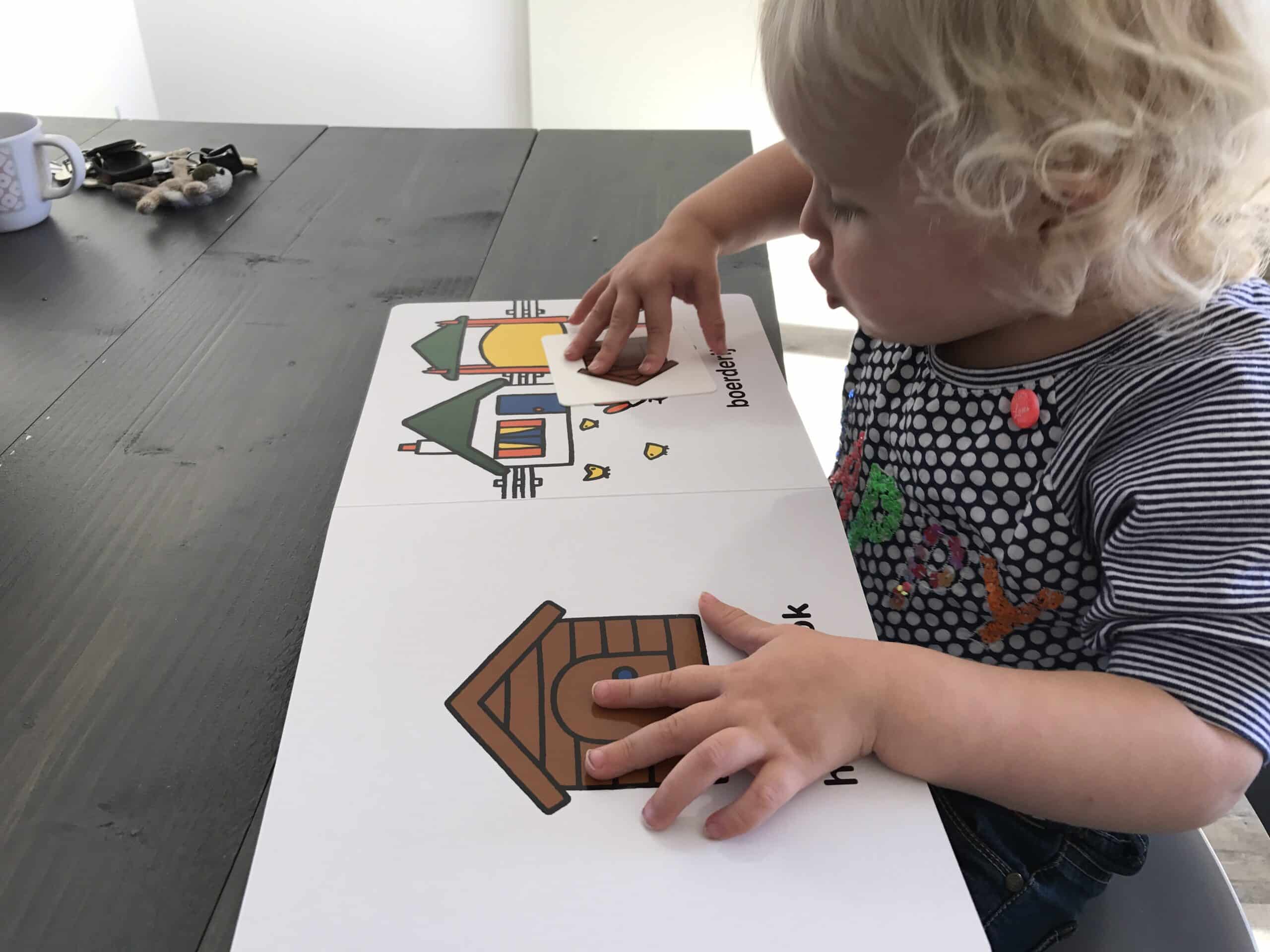 9-16-nanny-moeder-annelon-mama-mamblog-nijntje-mercis-oefent-moeilijke-woorden-spelletje-2-jaar-15-een-meisje-huis