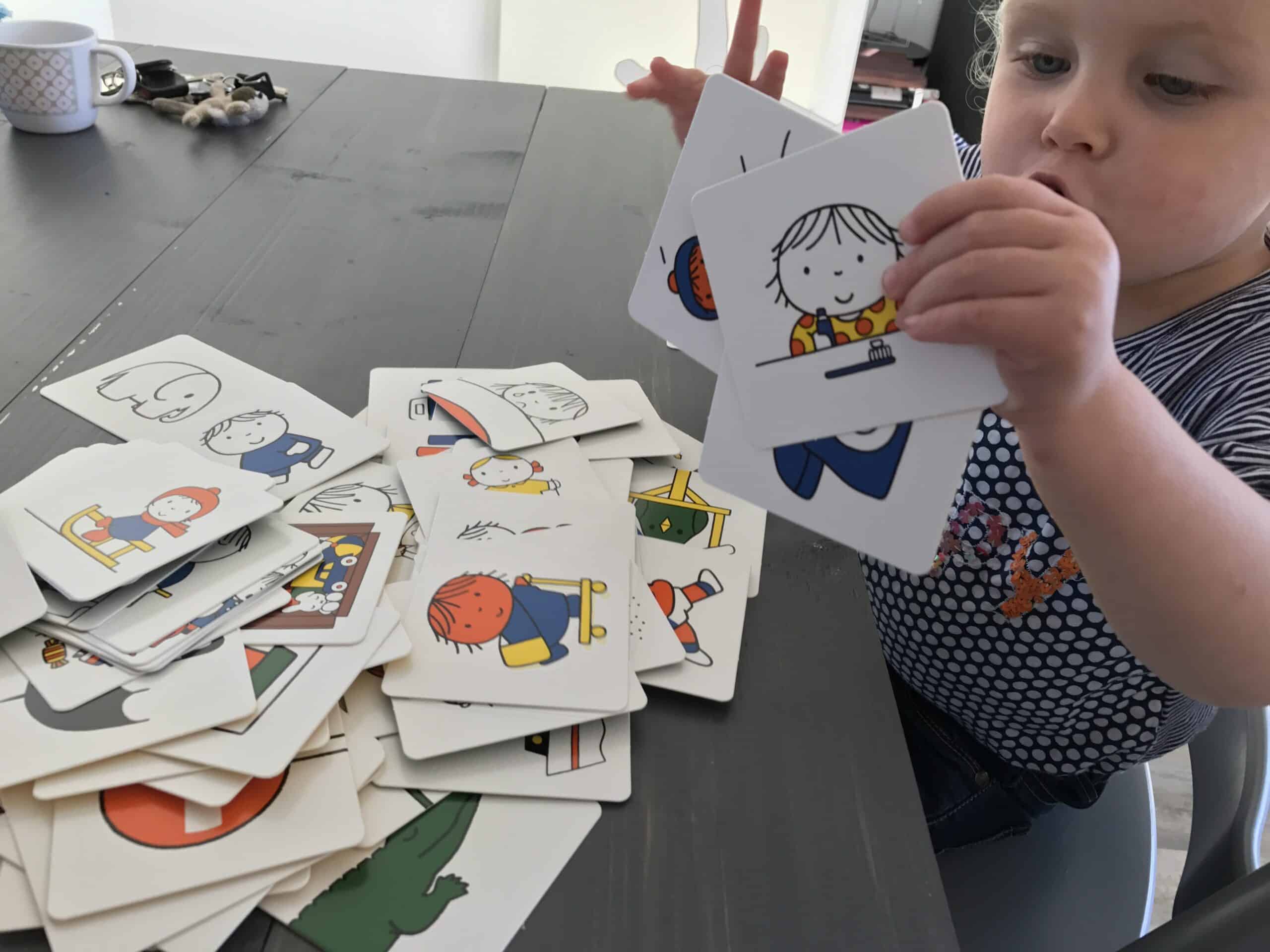 9-16-nanny-moeder-annelon-mama-mamblog-nijntje-mercis-oefent-moeilijke-woorden-spelletje-2-jaar-15-een-meisje-kaartjes-werkwoorden