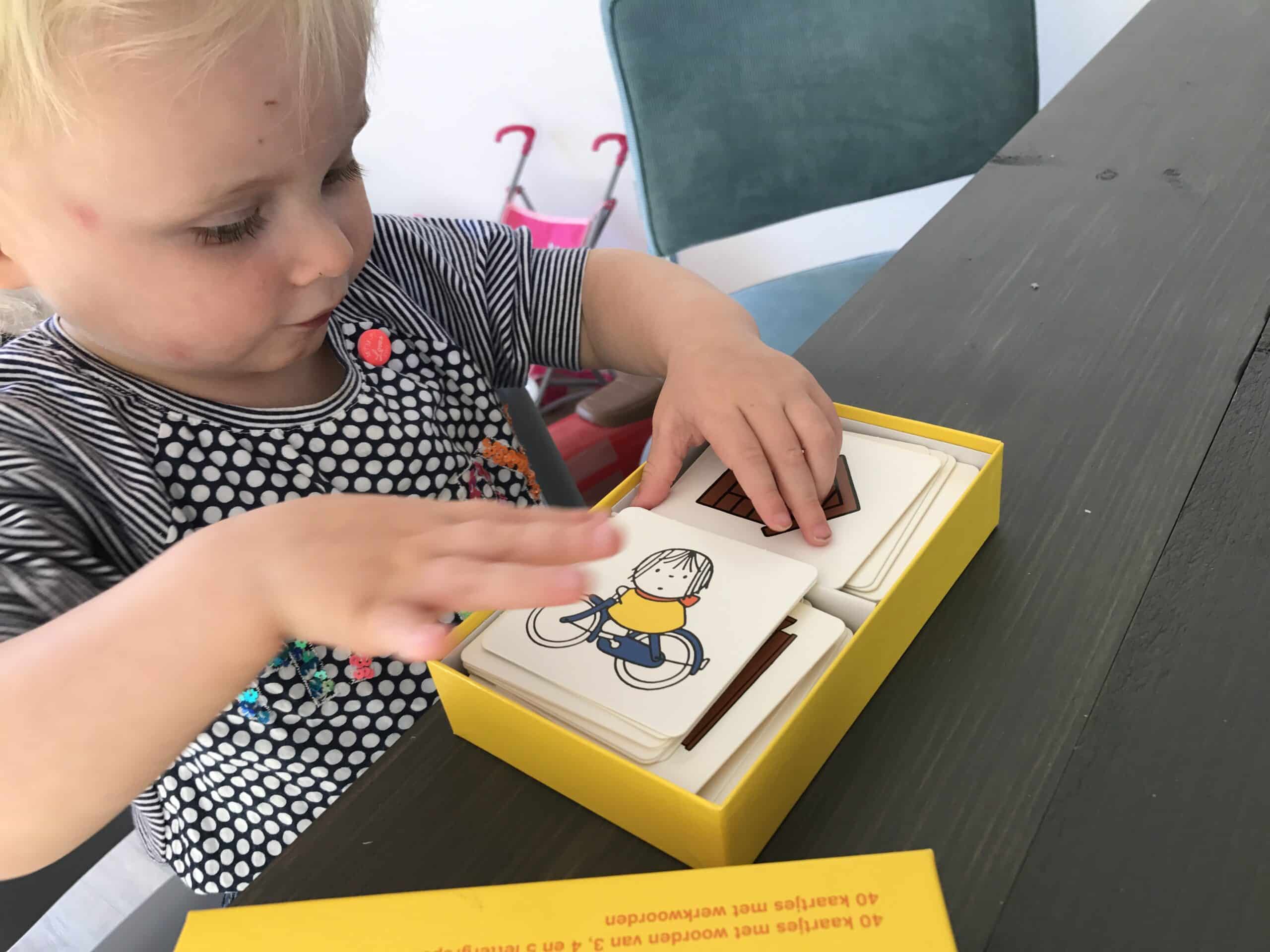 9-16-nanny-moeder-annelon-mama-mamblog-nijntje-mercis-oefent-moeilijke-woorden-spelletje-2-jaar-15-een-meisje-opruimen