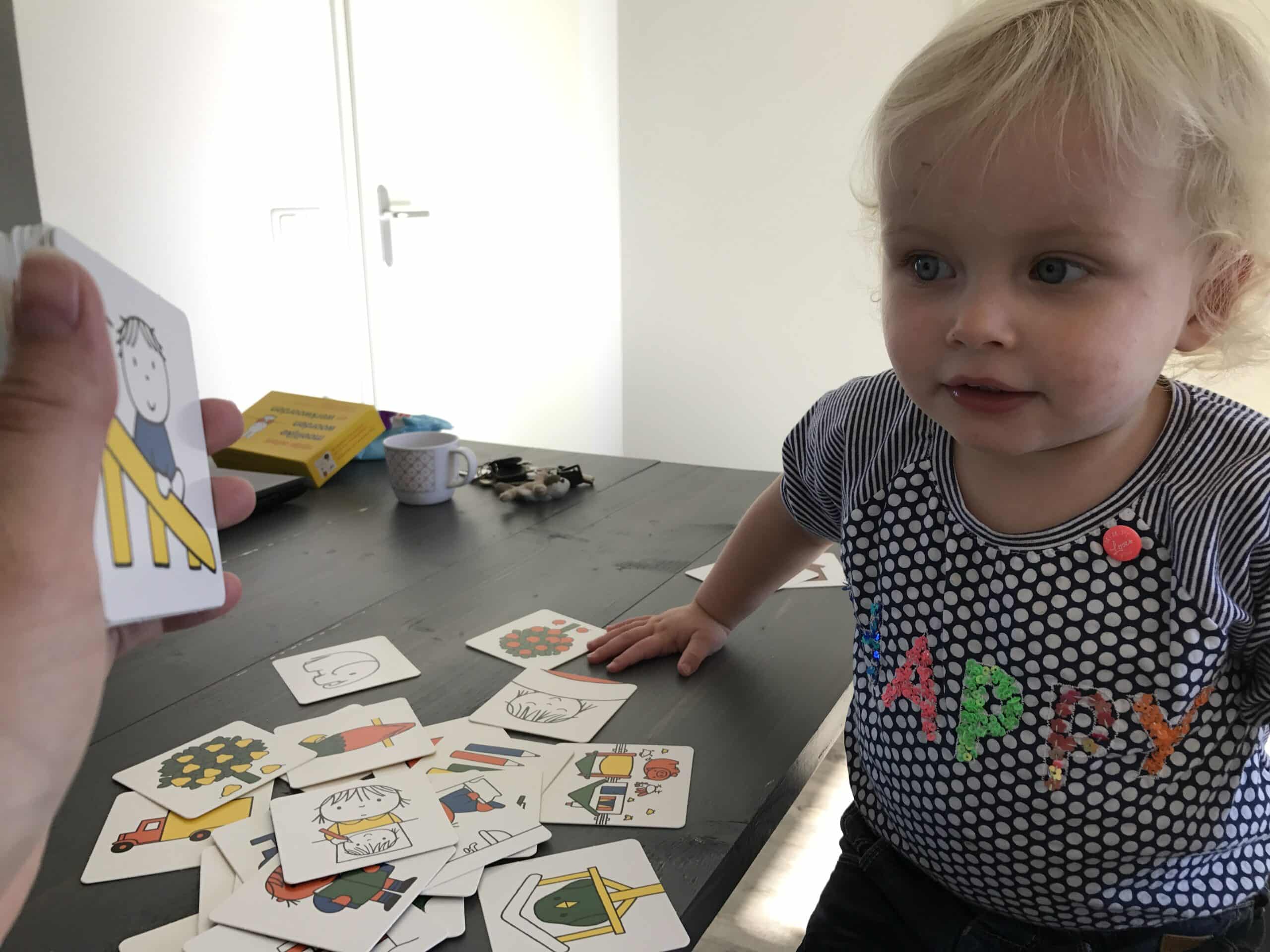 9-16-nanny-moeder-annelon-mama-mamblog-nijntje-mercis-oefent-moeilijke-woorden-spelletje-2-jaar-15-een-meisje-werkwoorden