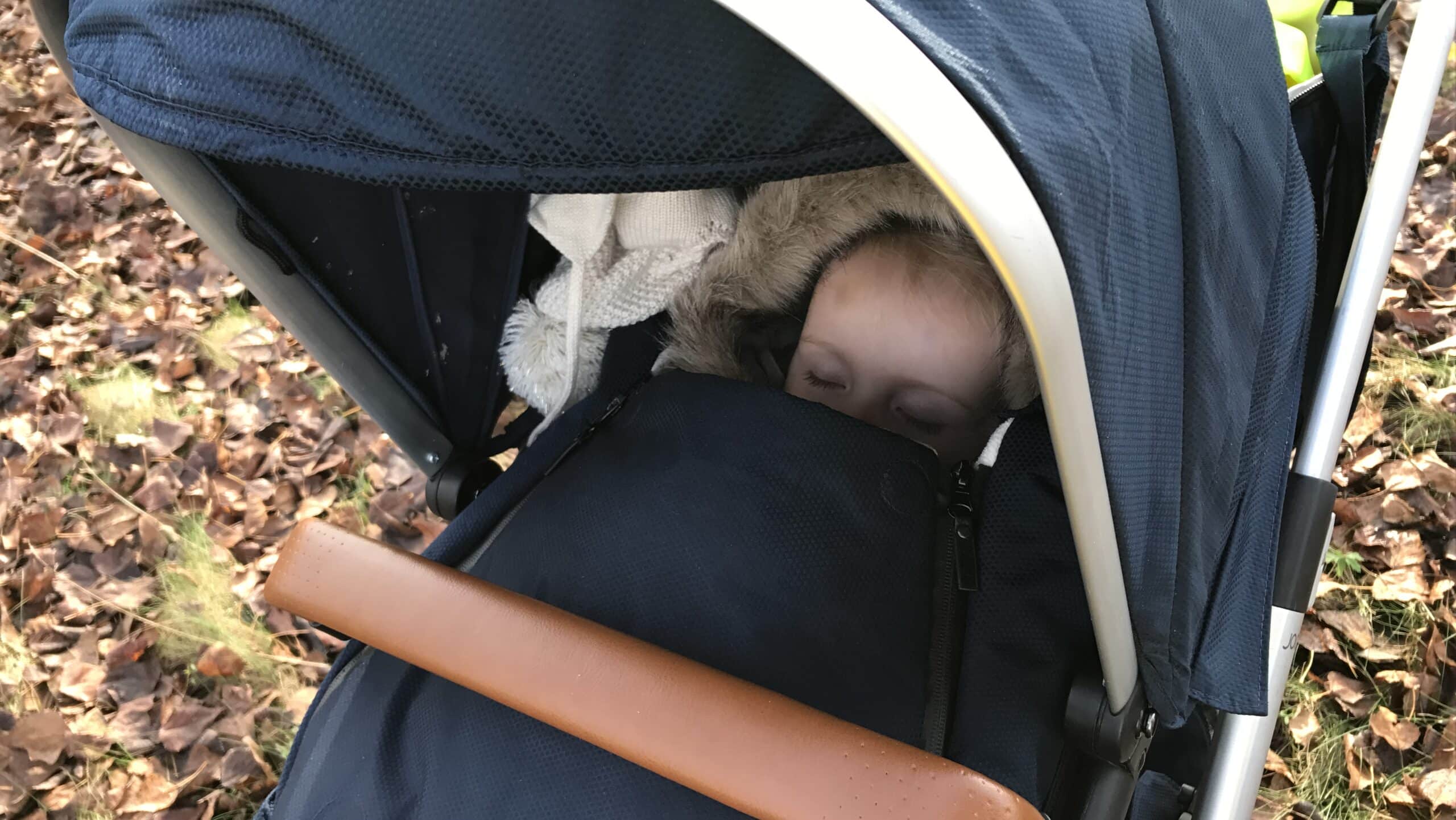 11-16-pech-onderweg-autopechanwb-kinderen-kleine-baby-kind-wat-doen-alarm-uit-de-auto-ervaring-nanny-moeder-amsterdam-slapen