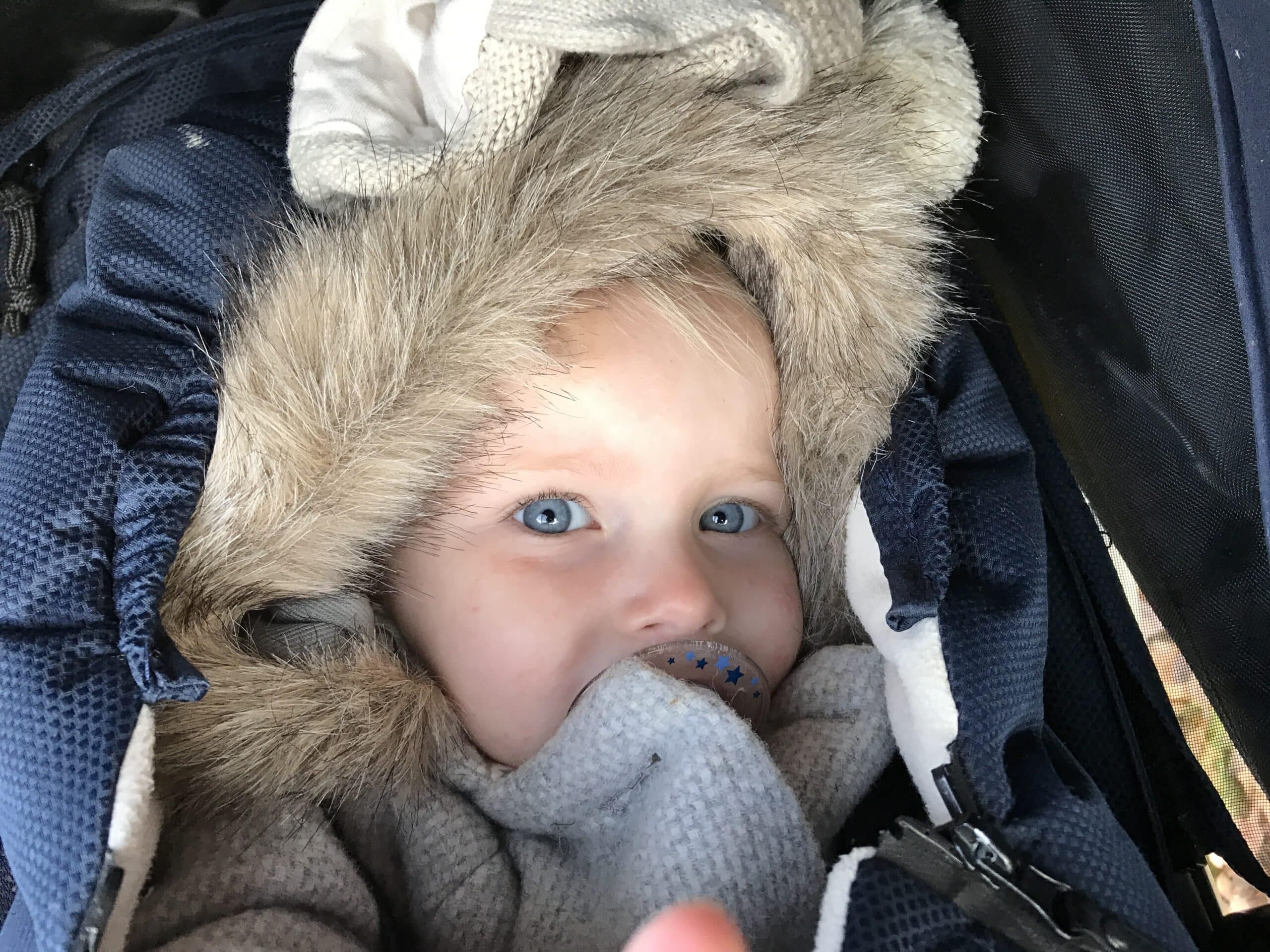 11-16-pech-onderweg-autopechanwb-kinderen-kleine-baby-kind-wat-doen-alarm-uit-de-auto-ervaring-nanny-moeder-amsterdam-warm