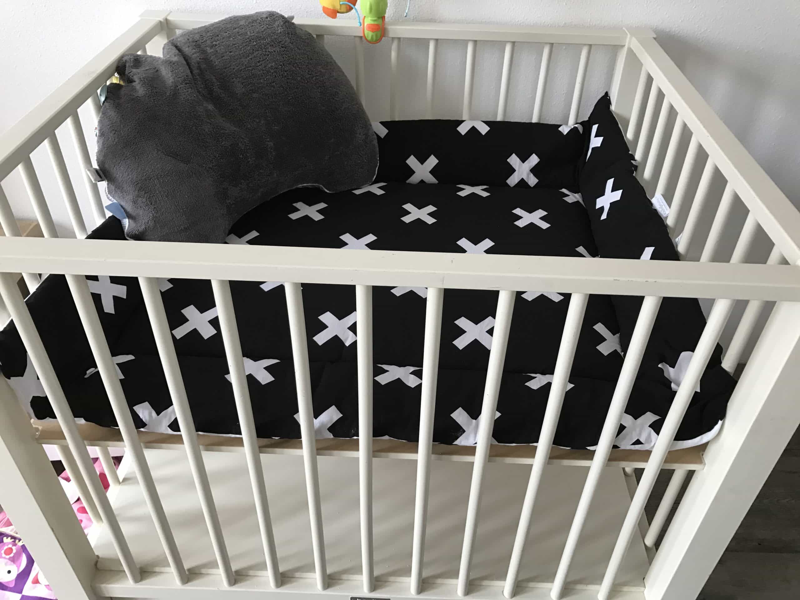 11-16-speelkleed-zwart-wit-kruis-kruisjes-kruizen-boxkleed-box-mooi-kleintje-baby-kleintjebaby-dik-kleed-vulling
