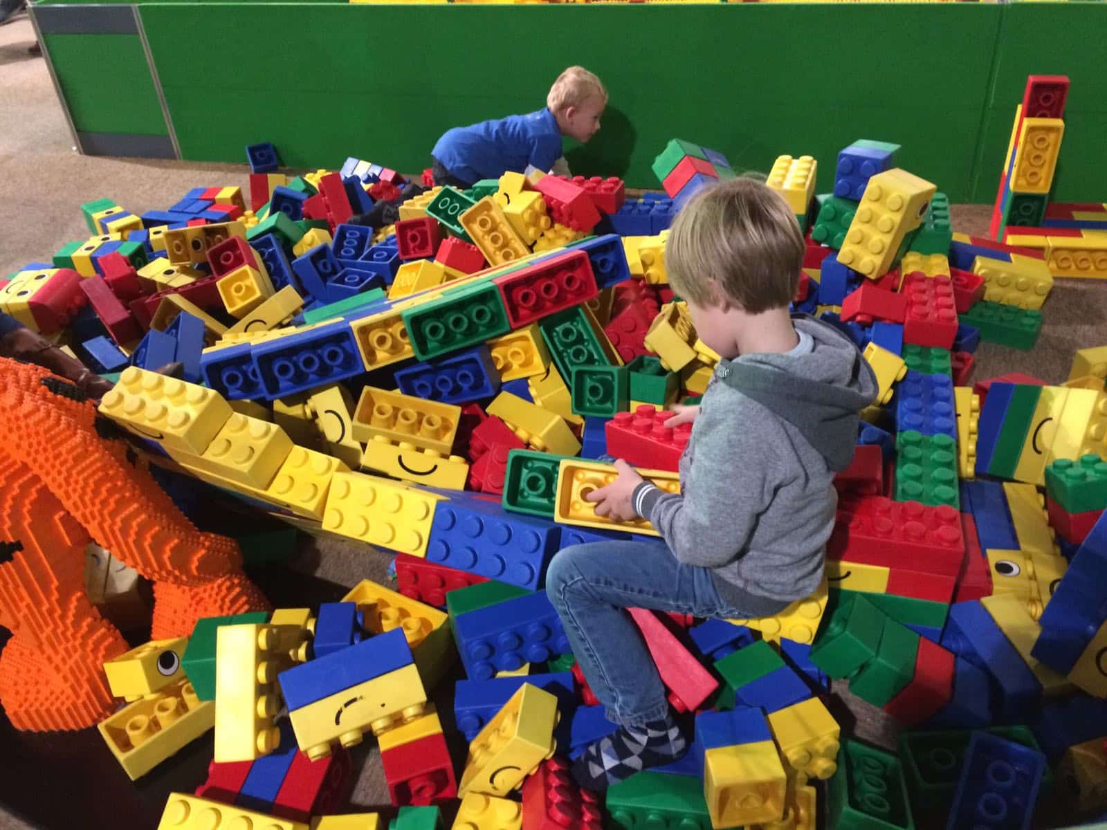 11-17-legoworld-legoland-lego-beurs-vaders-moeders-jongens-bouwen-evenement-vakantie-jaarbeurs-kinderen-activiteit-familie-nanny-moeder-amsterdam-grote-blokken