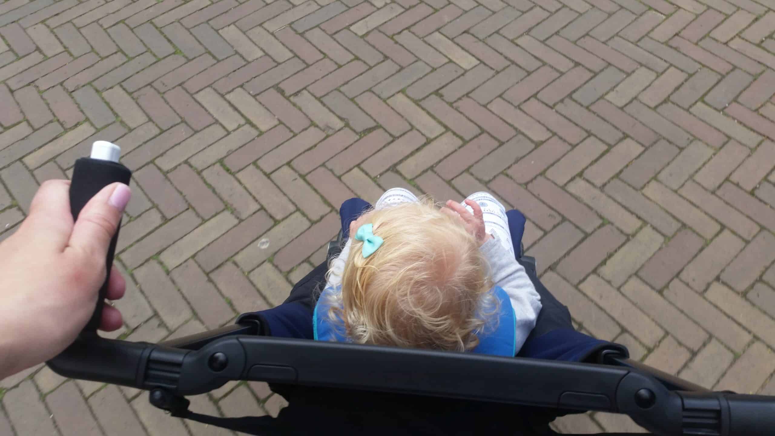 6-16-gb-pock-it-buggy-klein-opvouwbaar-fiets-opvouwen-mini-makkelijk-onderweg-amsterdam-diemen-nanny-moeder-stuur