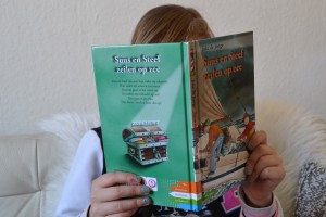 6-15-kinderplezier-meisje-leest-boeken-abonnement-boek-nanny-moeder-amsterdam-kinderen-joke-de-jonge-leesboek