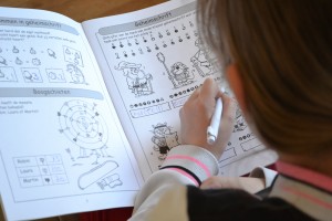 6-15-kinderplezier-meisje-leest-boeken-abonnement-boek-nanny-moeder-amsterdam-kinderen-leren-rekenen