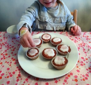 10-15-binnen-activiteiten-in-huis-kinderen-baby-peuters-kleuters-nanny-amsterdam-cakejes-bakken